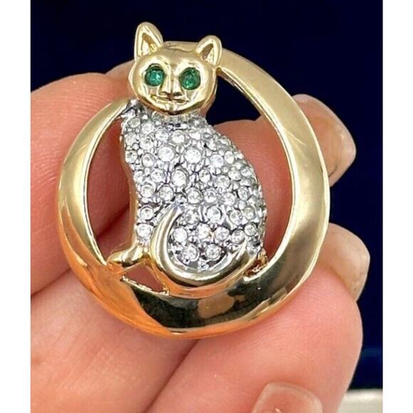 CAT Jewelry - Vintage Kitty Cat in a circle Brooch Pin Green Eyes Gold Tone